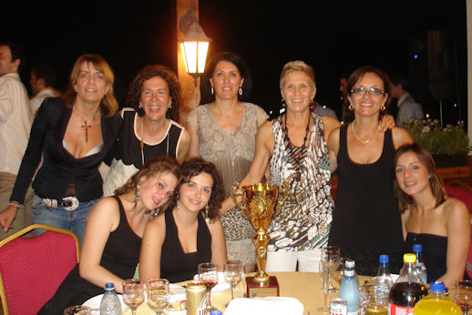 le ragazze con il trofeo